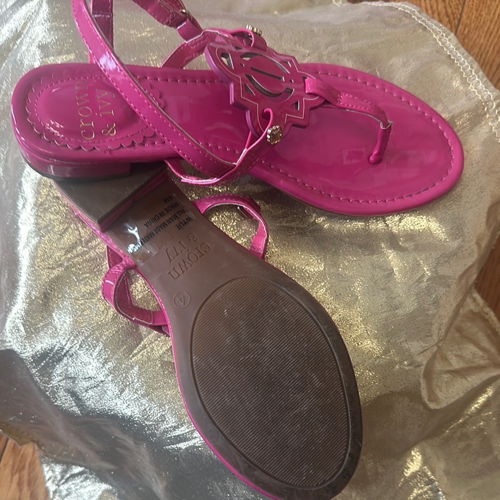Crown & Ivy Pink Sandals with Glossy Finish Big Kids size 4 - Picture 4 of 9